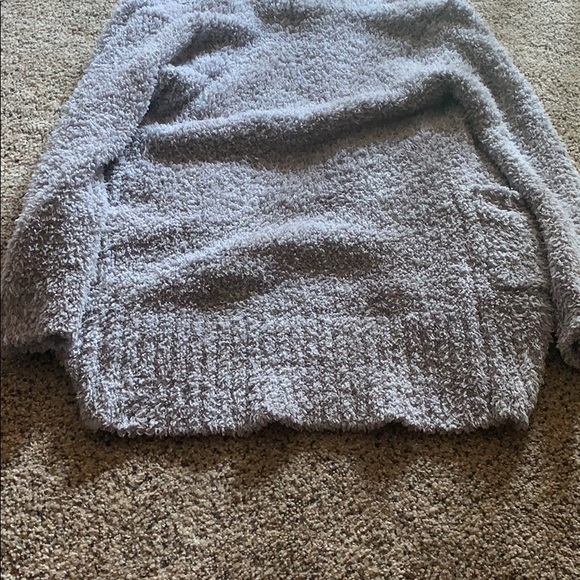 A gray sweater - Picture 2 of 2